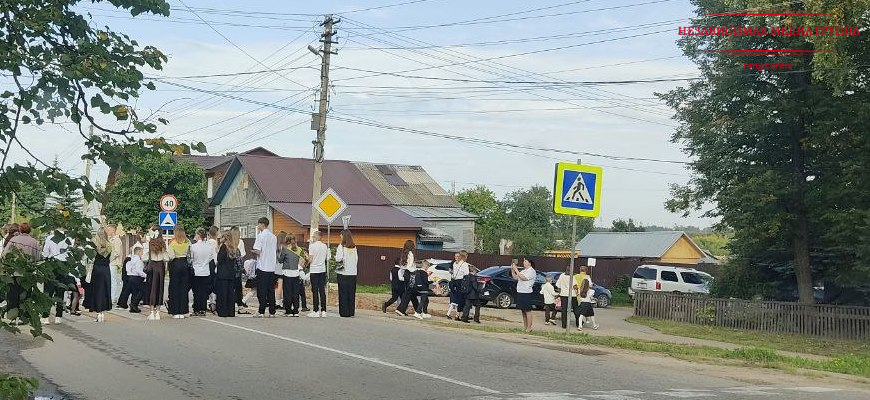 В День знаний в поселке Судиславль госавтоинспекторы обеспечили безопасность детей вблизи школ