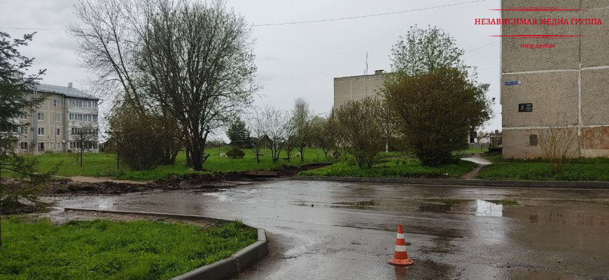 Благоустройство дворовой территории началось возле дома № 19 на улице Цветочная в поселке Дружба