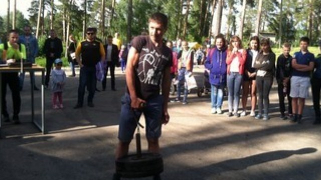 В парке Лобанка собралась молодежь, для которой был организован праздник "Живи ярко!"