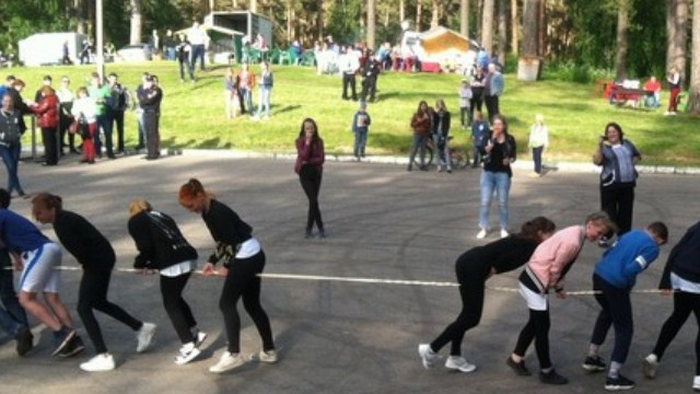 В парке Лобанка собралась молодежь, для которой был организован праздник "Живи ярко!"