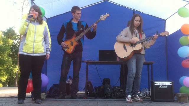 В парке Лобанка собралась молодежь, для которой был организован праздник "Живи ярко!"