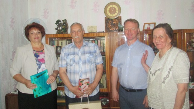 В Судиславле накануне Дня семьи, любви и верности поздравили супружеские пары, отметившие в этом году юбилейные даты.