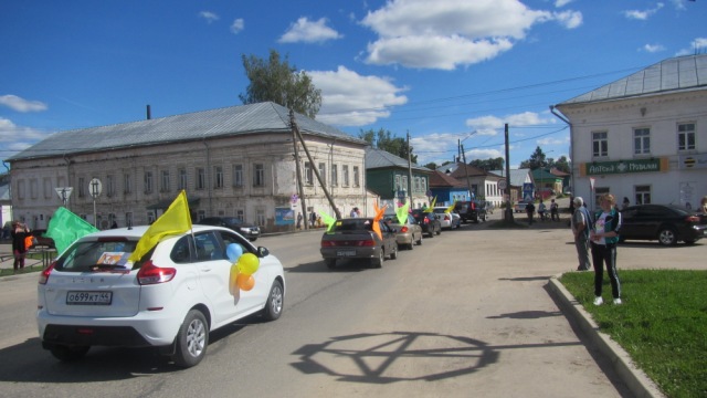 В Судиславле автоинспекторы организовали автопробег «Вместе – за безопасность детей на дороге!»