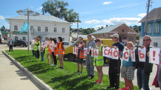 В Судиславле автоинспекторы организовали автопробег «Вместе – за безопасность детей на дороге!»