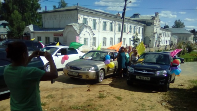 В Судиславле автоинспекторы организовали автопробег «Вместе – за безопасность детей на дороге!»