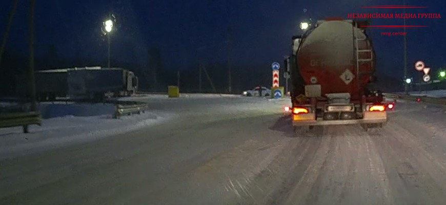 На въезде в Судиславль столкнулись две фуры: движение по одной из полос затруднено