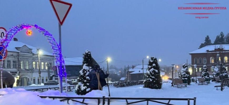 В Судиславле начались работы по монтажу световой иллюминации на площади у универмага