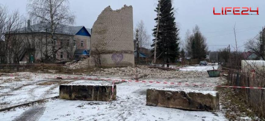 В поселке Дружба уронили кирпичную водонапорную башню