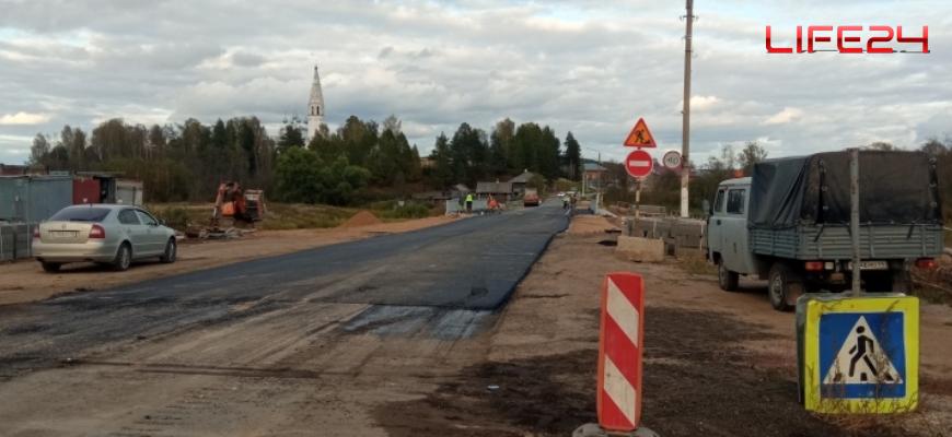 На мосту через Корбу в Судиславле рабочие уложили выравнивающий слой асфальта