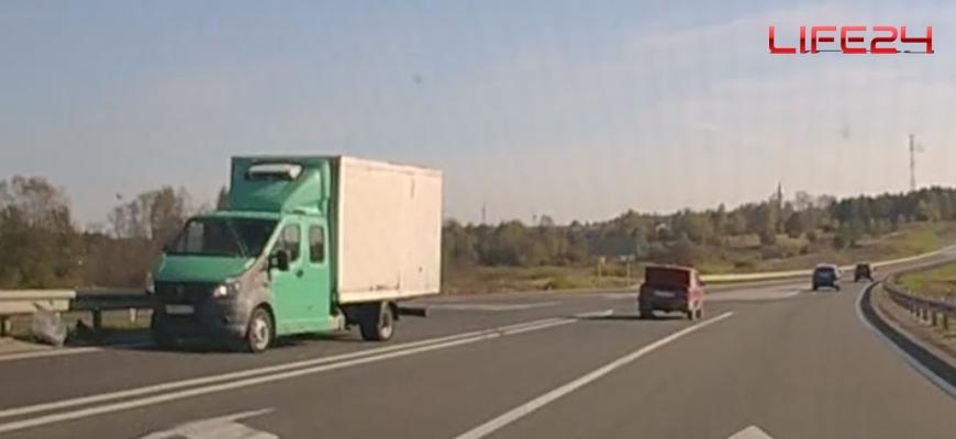 Колесо от легковушки отлетело во встречный автомобиль на федеральной трассе в объезд Судиславля