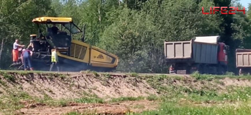 Завершена укладка второго слоя асфальта на трассе Судиславль — Сырнево