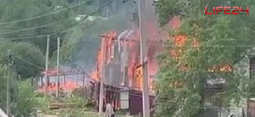 В Судиславле горит 4-х квартирный жилой дом и сарайки