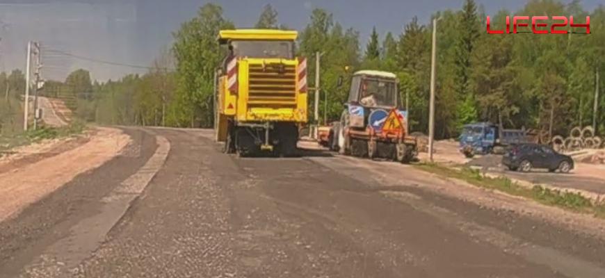 На автодороге Судиславль — Сырнево дорожные рабочие приступили к срезке старого асфальта