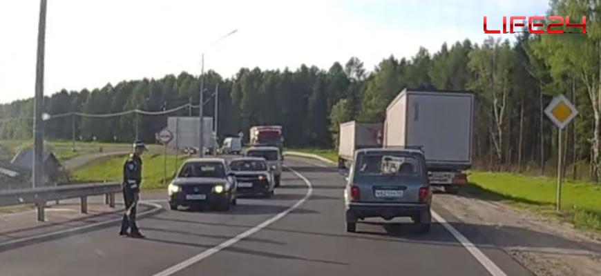 Груженная фура перевернулась в Судиславле на кольце