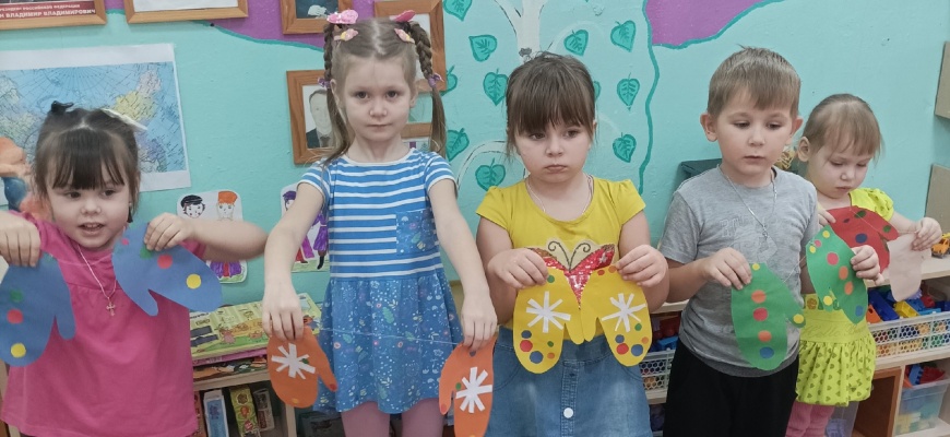 В детском саду «Ленок» для детей организовали настоящую мастерскую по изготовлению варежек