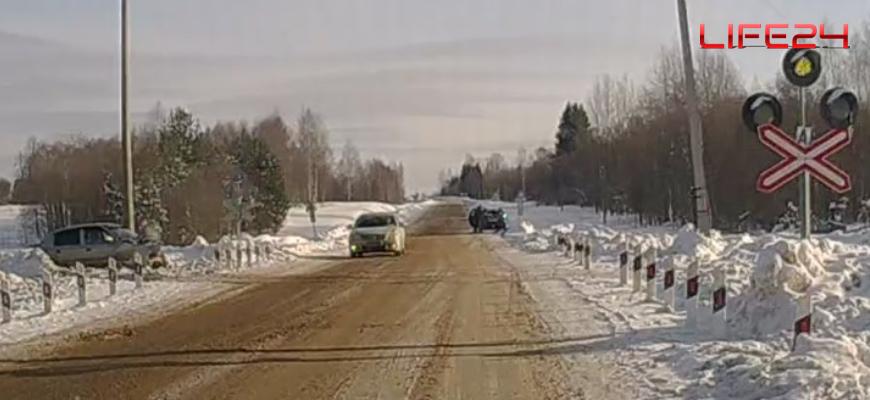 В Судиславском районе столкнулись поезд и легковой автомобиль