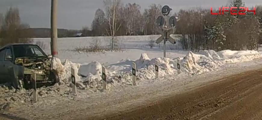 В Судиславском районе столкнулись поезд и легковой автомобиль