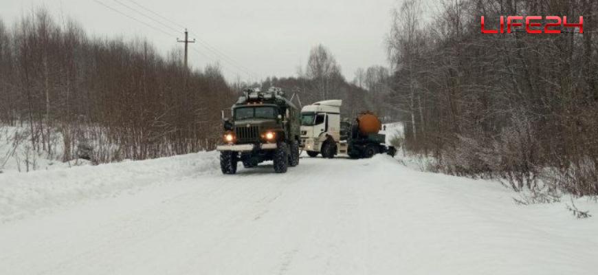 На автодороге Судиславль-Сырнево в Судиславском районе большегруз с цистерной застрял в горе
