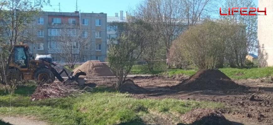 Благоустройство дворовой территории продолжается в поселке Дружба на улице Цветочная