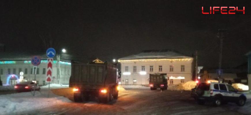 В Судиславле продолжается вывоз снега