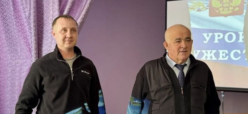 Губернатор Сергей Ситников встретился в Судиславле с ветераном спецоперации