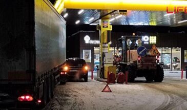 В Судиславле на АЗС большегруз столкнулся с легковым автомобилем