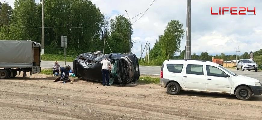 В Судиславле столкнулись минивэн Toyota Vellfire и большегруз Volvo