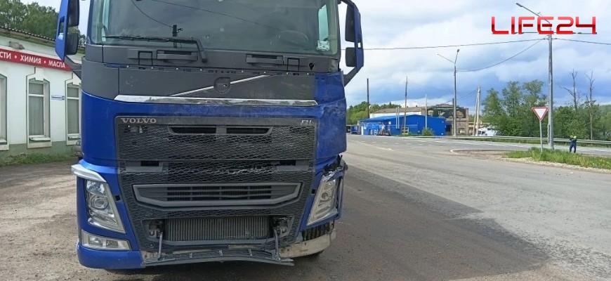 В Судиславле столкнулись минивэн Toyota Vellfire и большегруз Volvo