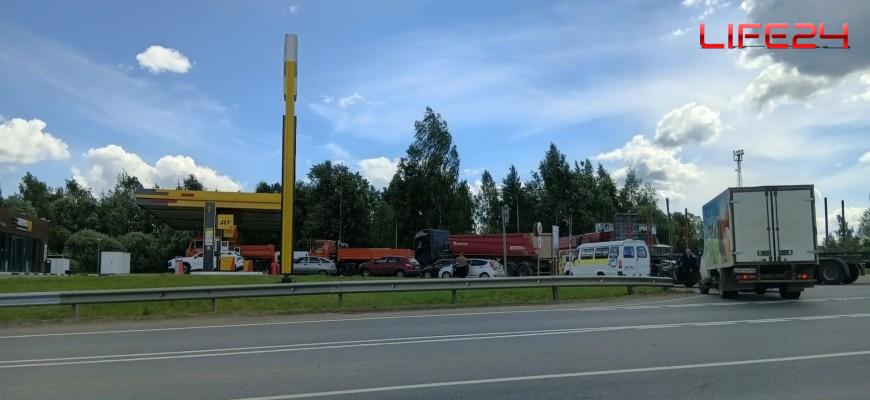В Судиславском округе выстраиваются большие очереди за бензином