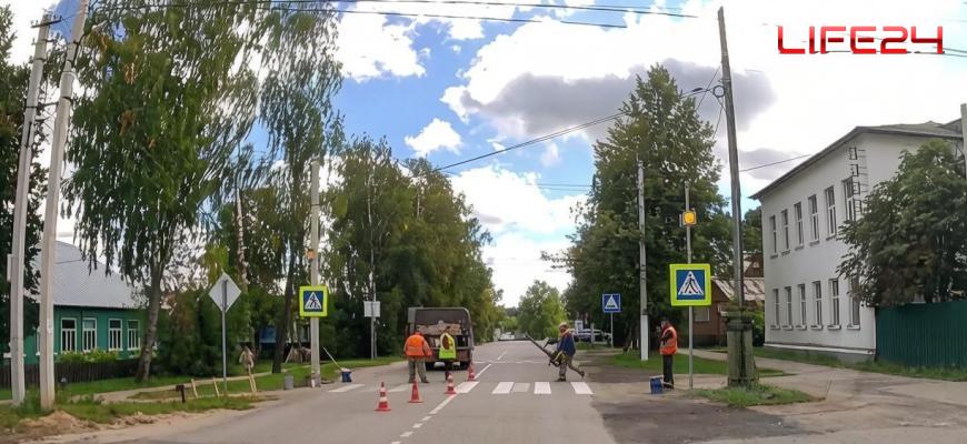 В Судиславле к новому учебному году установлен светофор и обновляется разметка на пешеходном переходе