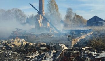 В деревне Белая Река Судиславского округа огонь уничтожил двухквартирный жилой дом