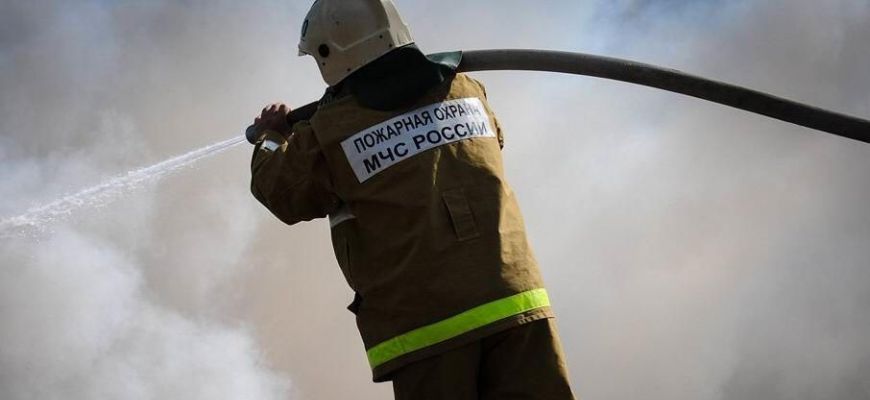 В деревне Фадеево Судиславского округа огнём уничтожены дровенник, недостроенная баня, гараж и автомобиль
